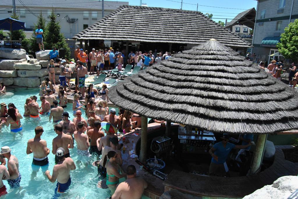 Commodore Resort Пут-ин-Бей Екстериор снимка